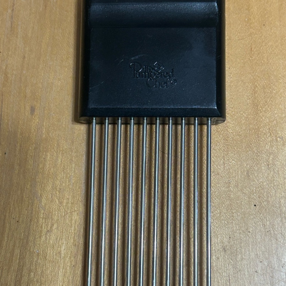 Pampered Chef Black Hold N Slice #1101 holds onions, tomatoes, etc for slicing